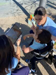 Niño utilizando un comunicador de mirada en Arenas de Mónsul (5)